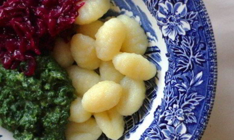 Рецепт картофельных клецек с соусом из шпината