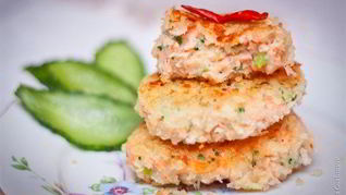 Английские котлеты с лососем, брокколи и картофельным пюре