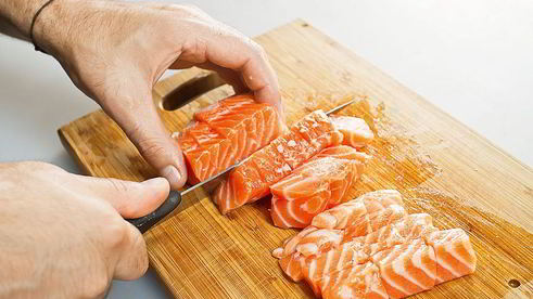 английские котлеты с лососем, брокколи и картофельным пюре