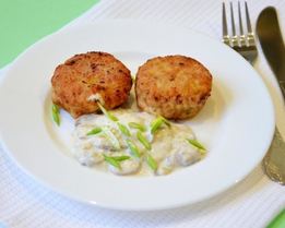 Детские куриные котлеты под соусом