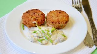 Детские куриные котлеты под соусом
