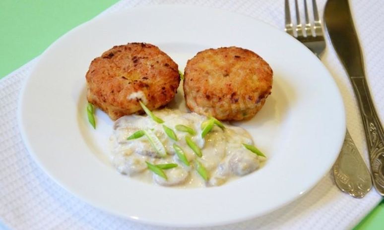 Рецепт детских куриных котлет под соусом