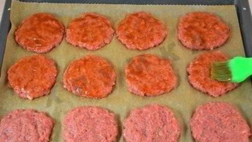 котлеты из фарша в духовке с овощами и сыром