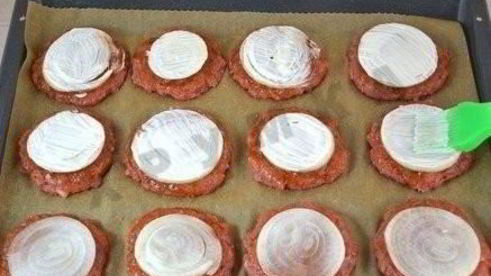 котлеты из фарша в духовке с овощами и сыром