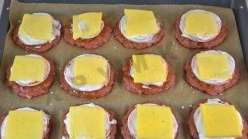 котлеты из фарша в духовке с овощами и сыром