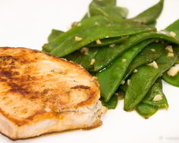 Натуральные свиные котлеты, фаршированные зеленым маслом с стручковым горошком