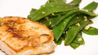 Натуральные свиные котлеты, фаршированные зеленым маслом с стручковым горошком