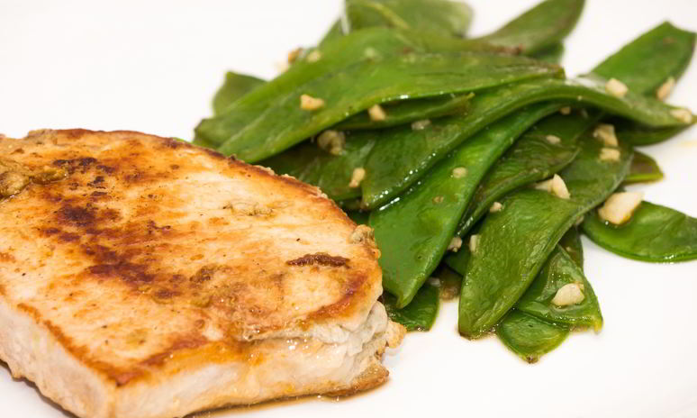 Рецепт натуральных свиных котлет, фаршированных зеленым маслом с стручковым горошком