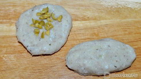 рыбные котлеты, фаршированные оливками