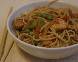 Лапша с овощами и курицей по-китайски