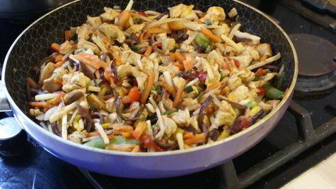 лапша с овощами и курицей по-китайски