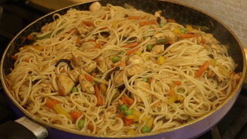 лапша с овощами и курицей по-китайски