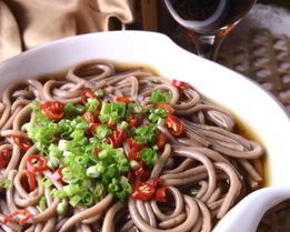 Лапша соба с чили, имбирем и соевым соусом