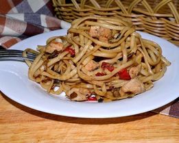 Лапша Удон с курицей, грибами и овощами