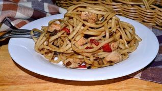 Лапша Удон с курицей, грибами и овощами