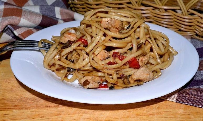 Рецепт лапши удон с курицей, грибами и овощами