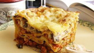 Лазанья с куриным соусом болоньезе и грибами