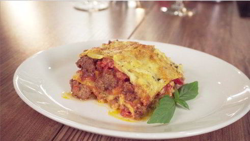 лазанья с мясным соусом и томатами