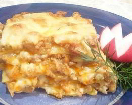 Лазанья с мясом, беконом и овощами под соусом бешамель