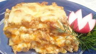 Лазанья с мясом, беконом и овощами под соусом бешамель