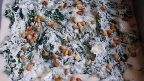 лазанья со шпинатом, рикоттой и кедровыми орешками