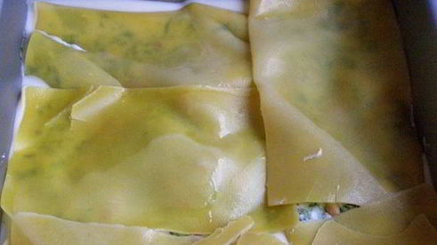 лазанья со шпинатом, рикоттой и кедровыми орешками