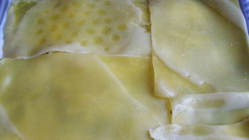 лазанья со шпинатом, рикоттой и кедровыми орешками