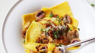 Открытая лазанья с белыми грибами и оливками