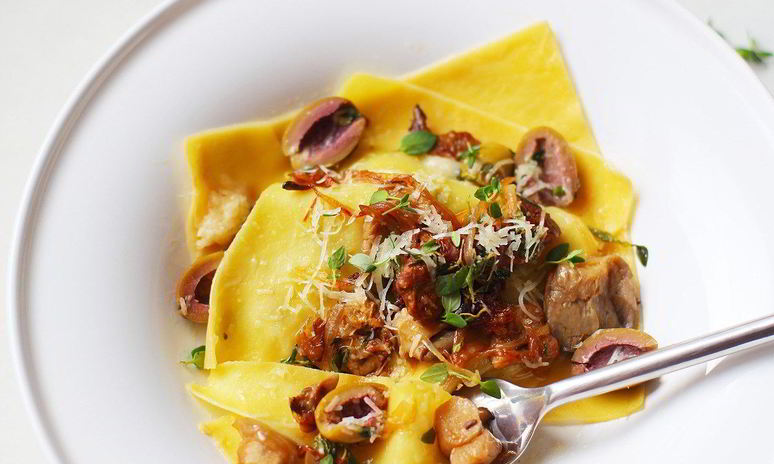 Рецепт открытой лазанья с белыми грибами и оливками