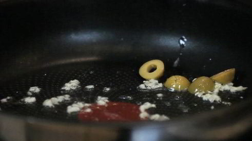 макароны с тунцом и томатами