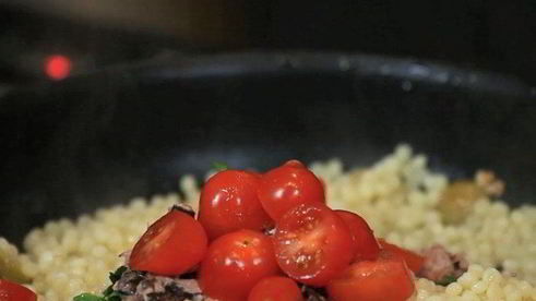 макароны с тунцом и томатами