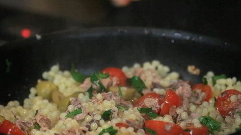 макароны с тунцом и томатами