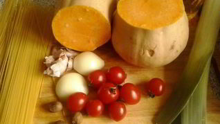 Паста капеллини с тыквой и помидорами черри