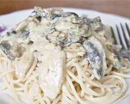 Паста с грибами и курицей в сливочном соусе