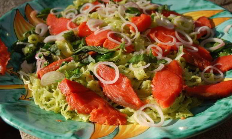 Рецепт пасты с кетой, шпинатом и соусом песто