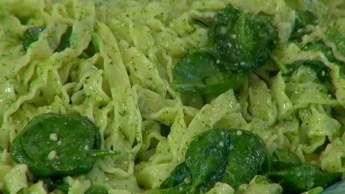 паста с кетой, шпинатом и соусом песто