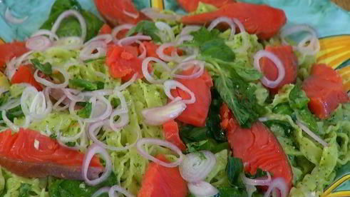 паста с кетой, шпинатом и соусом песто