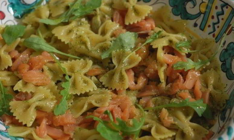 Рецепт пасты с копченой семгой и песто из каперсов