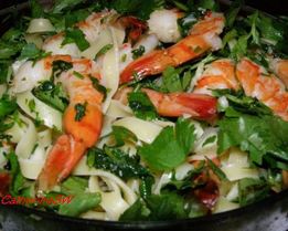 Паста с креветками, кинзой и чесноком