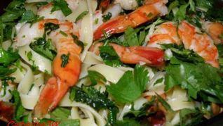 Паста с креветками, кинзой и чесноком