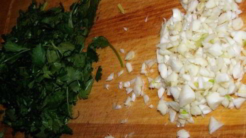 паста с креветками, кинзой и чесноком