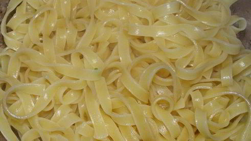 паста с креветками, кинзой и чесноком