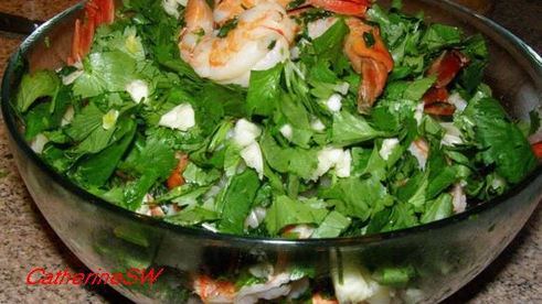 паста с креветками, кинзой и чесноком