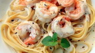 Паста с креветками в сливочно-чесночном соусе
