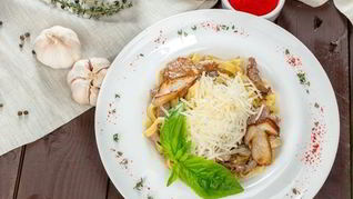 Паста с курицей и грибами