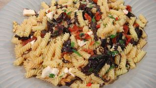 Паста с орехами, помидорами и свекольными листьями