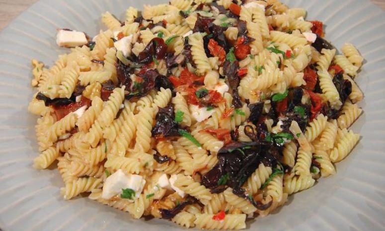 Рецепт пасты с орехами, помидорами и свекольными листьями