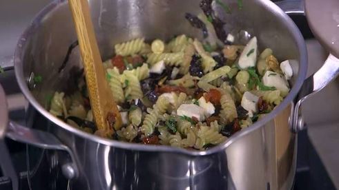 паста с орехами, помидорами и свекольными листьями