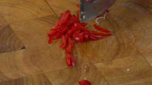 паста с орехами, помидорами и свекольными листьями