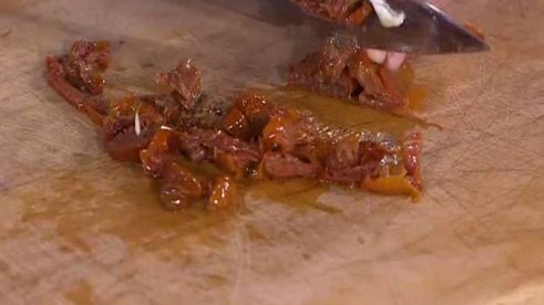 паста с орехами, помидорами и свекольными листьями